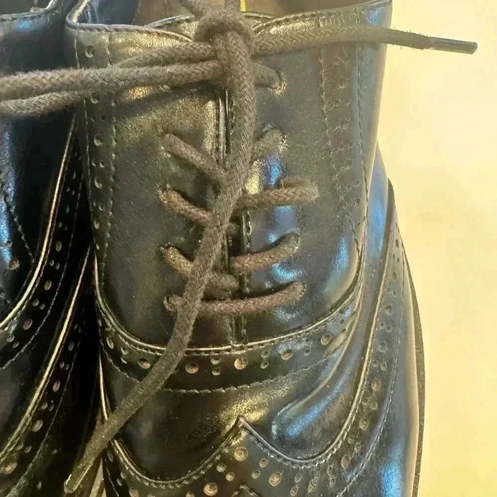 Aldo women’s platform leather wingtips / black & white sole size 9